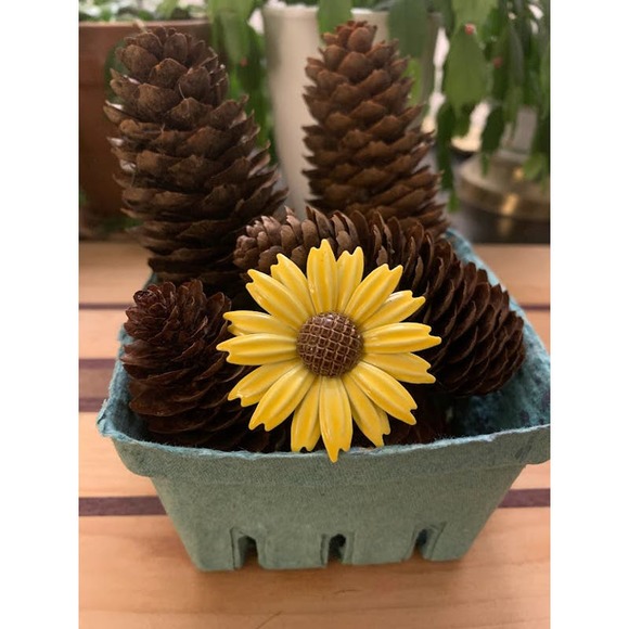 Vintage enamel daisy flower pin bright yellow 2" brooch - Picture 5 of 5